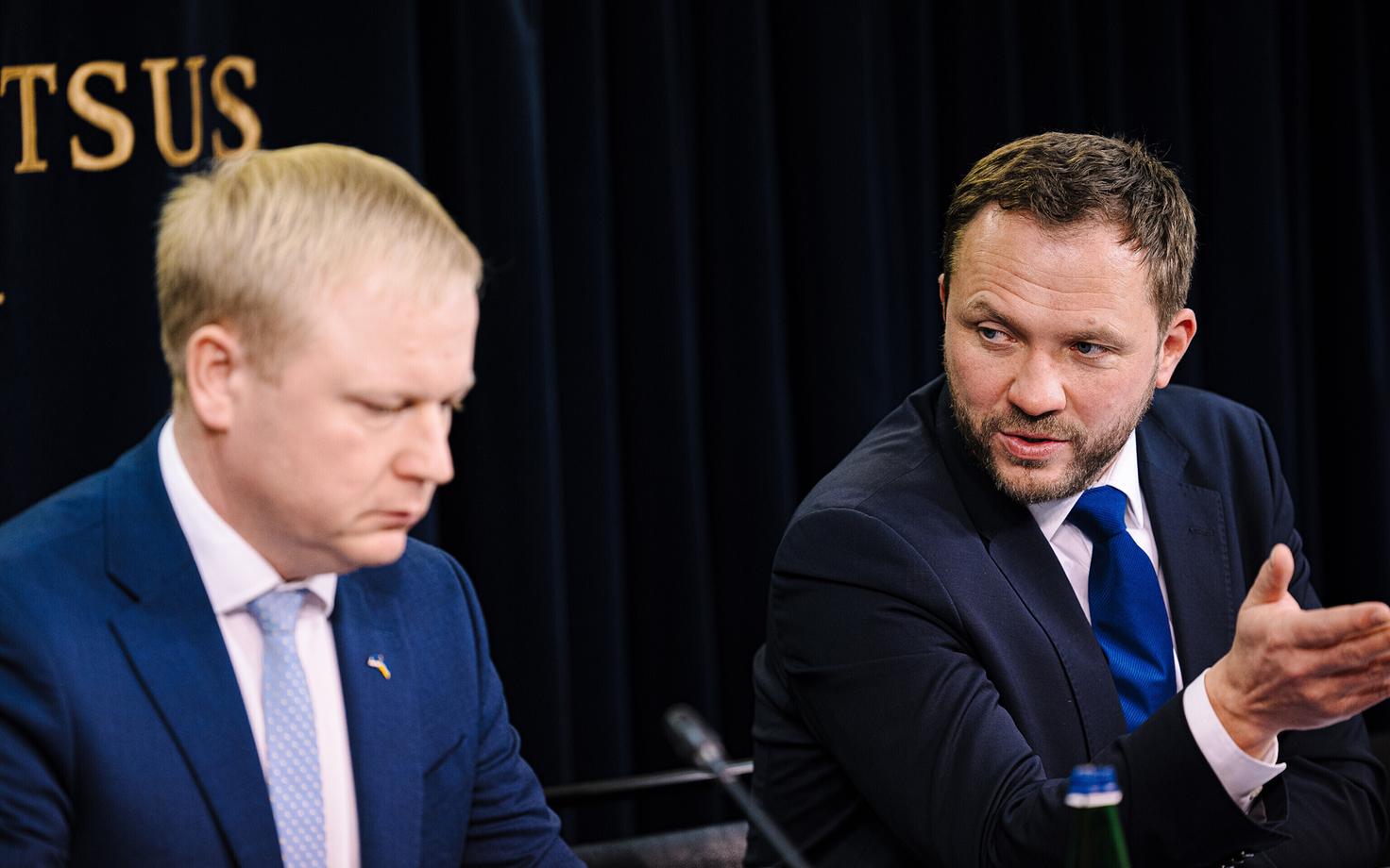 Министр финансов Март Вырклаэв и министр иностранных дел Маргус Цахкна.