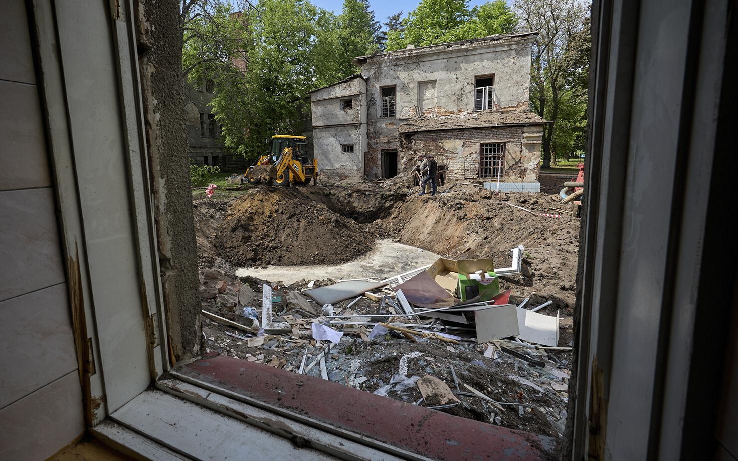 Последствия российской атаки на больницу в Харькове.