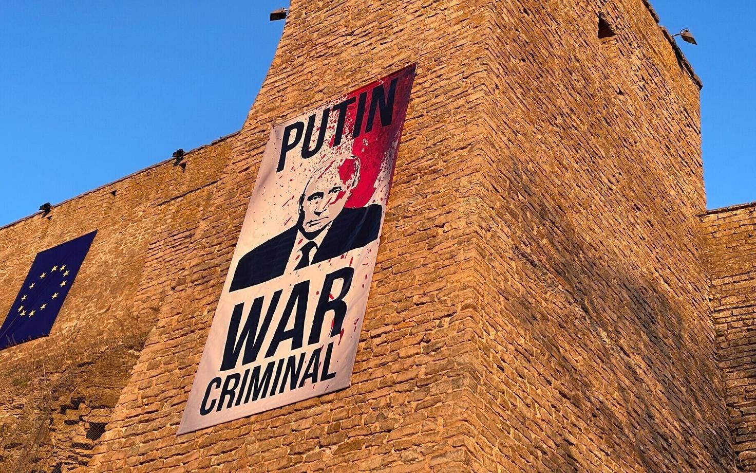 Плакат направлен на сторону России. 9 мая 2024 года.