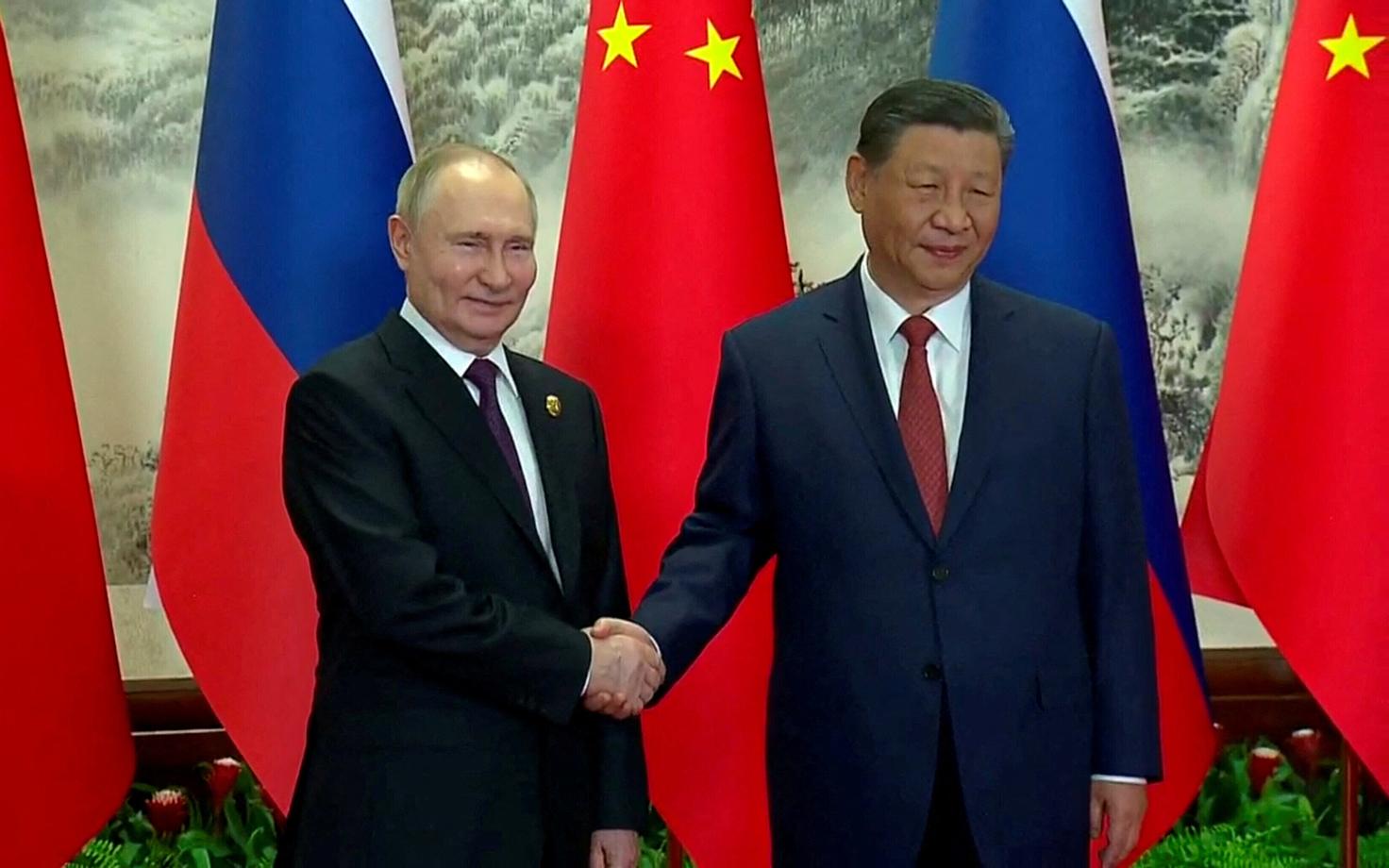 Venemaa liider Vladimir Putin ja Hiina president Xi Jinping tervitustseremoonial Pekingis.
