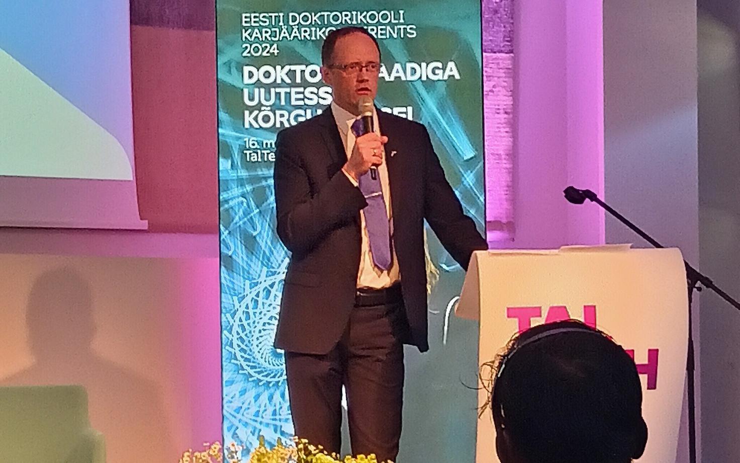 Renno Veinthal doktorantide konverentsil.