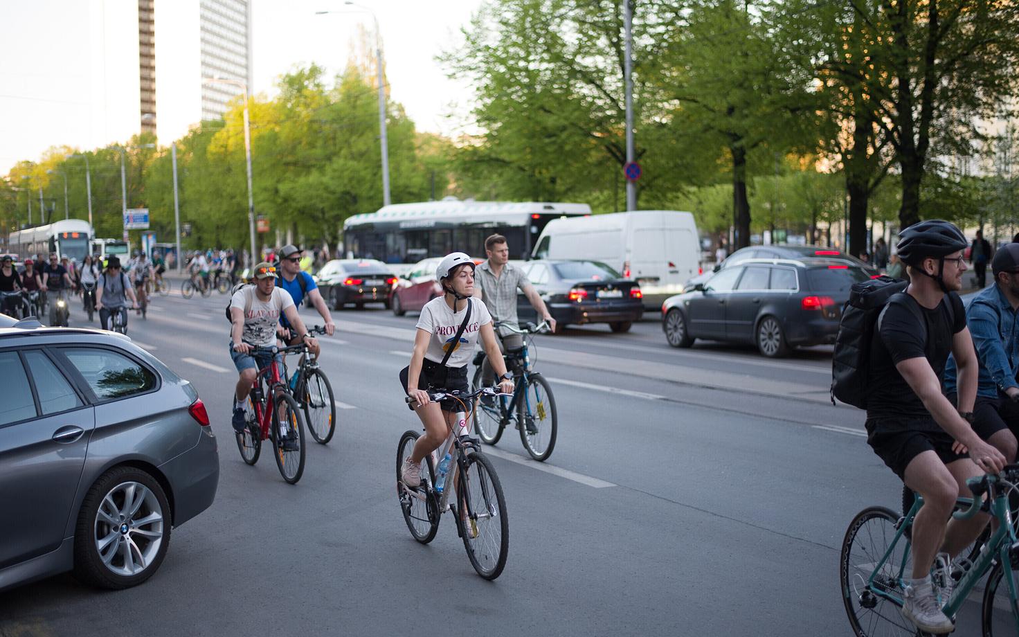 Jalgratturite aktsiooni Tour d'ÖÖ ajal Tallinnas Pänu maanteel.