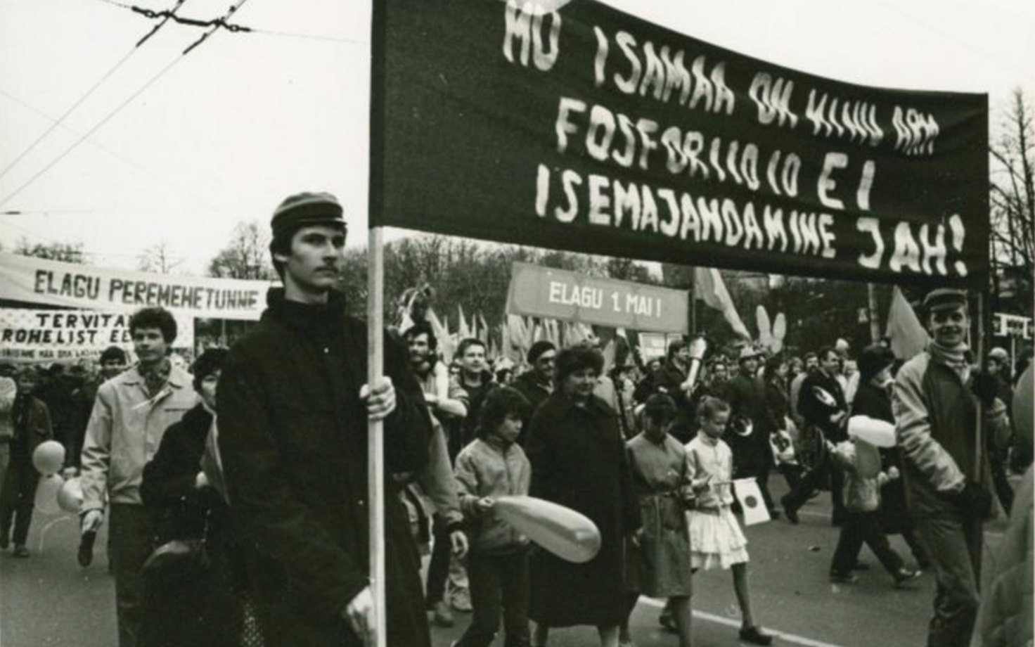 1. mai demonstratsioon Tallinnas Võidu väljakul 1988.a, loosung: Fosforiidid-ei, isemajandamine- jah!