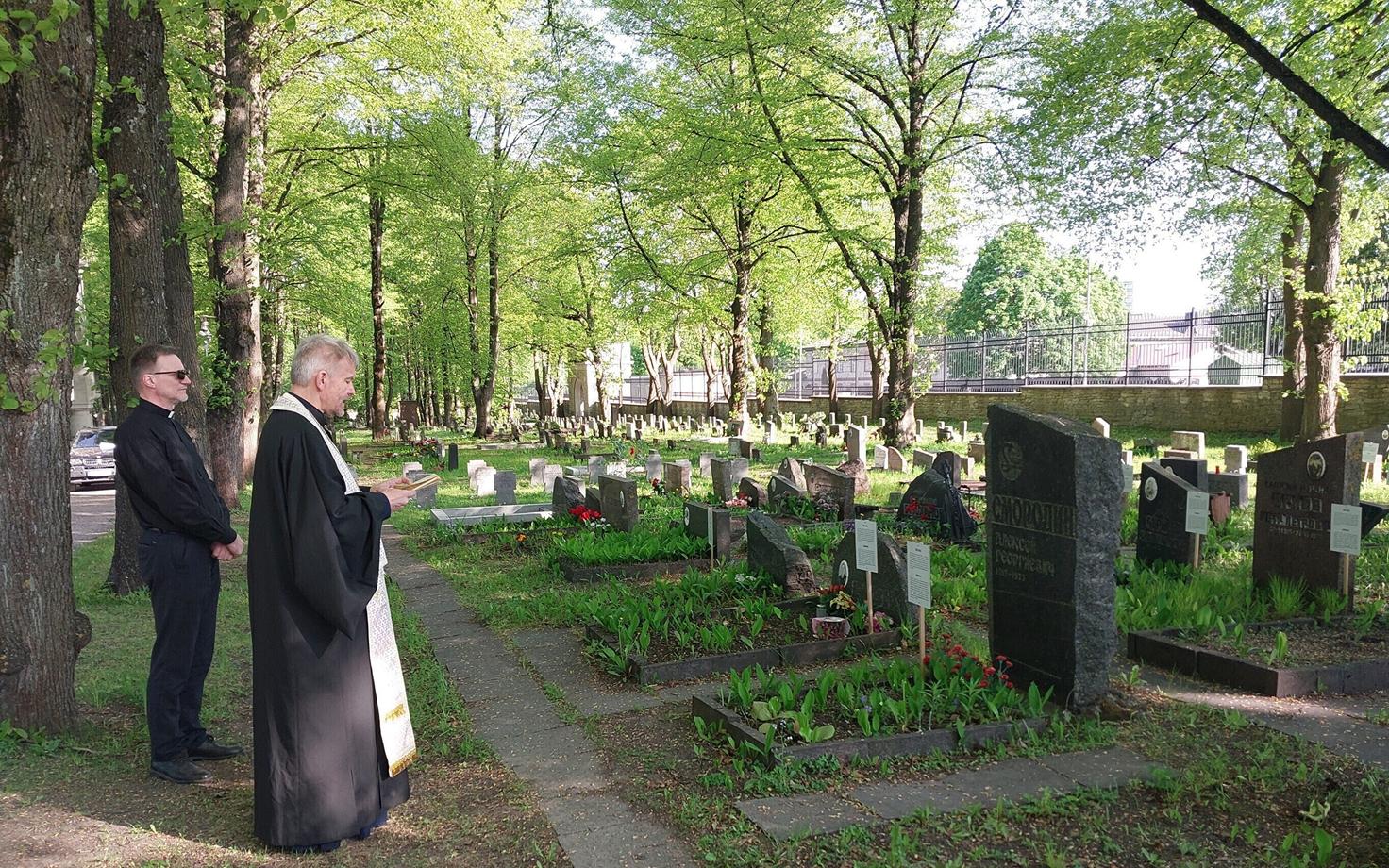 Перед началом раскопок протоиерей Эстонской апостольско-православной церкви отец Александр прочитал заупокойную молитву.