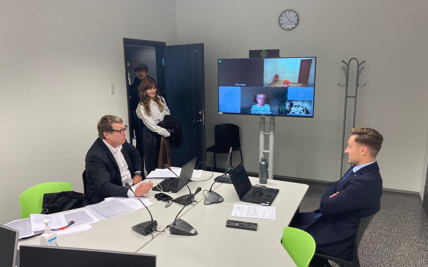 Суд над Осипенко в Вируском уездном суде, 05.10.2022. За столом – адвокат Юри Леппик и прокурор Алан Рюйтель.