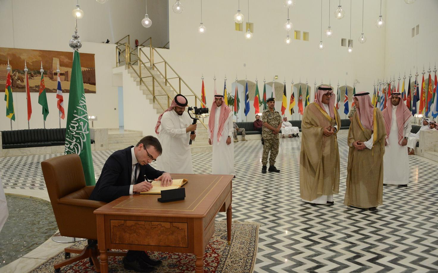 В 2018 году Свен Миксер (сидит) стал первым министром иностранных дел Эстонии, посетившим Саудовскую Аравию.