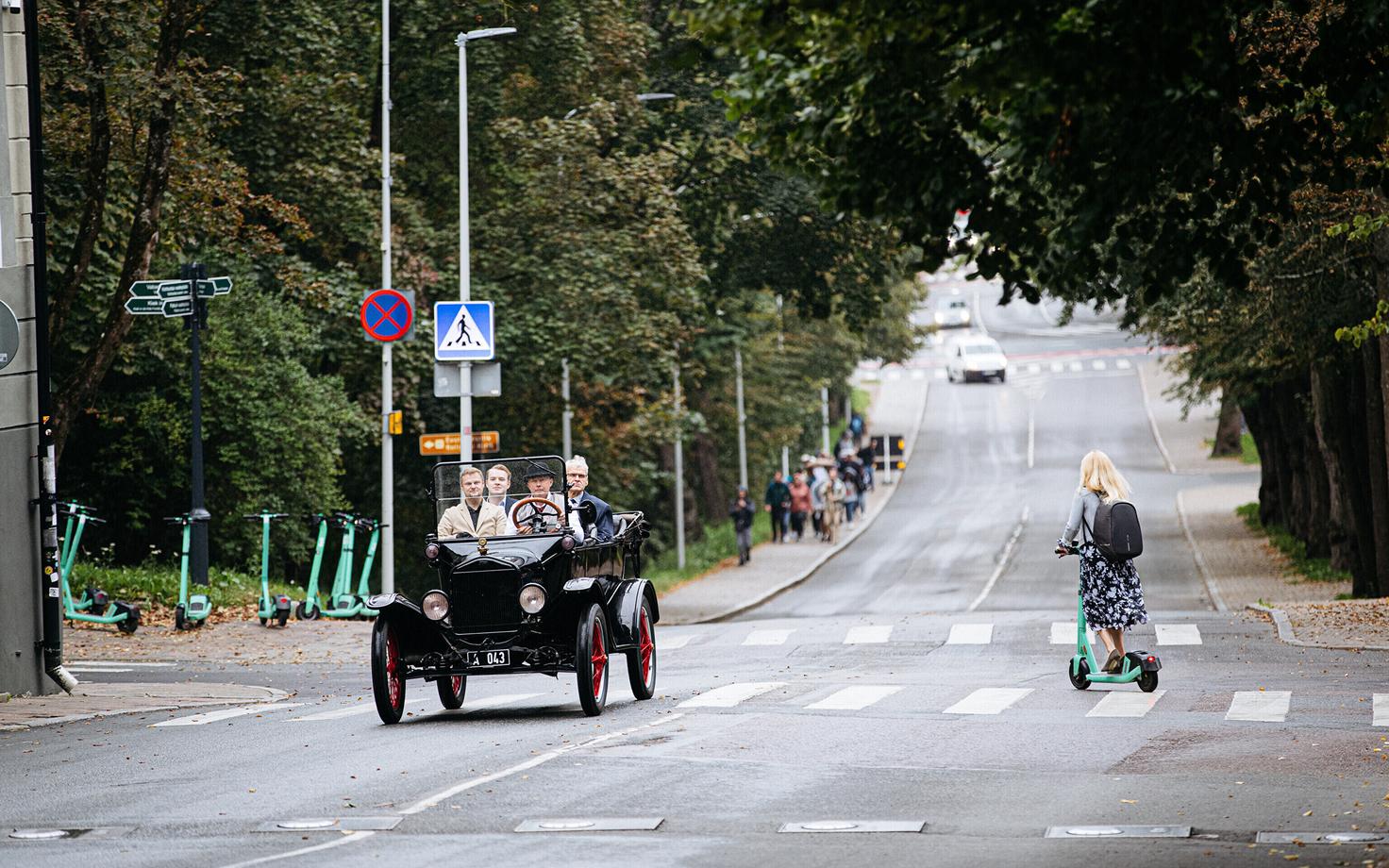 The car owners' union delegation on its way to the Riigikogu to hand over 77,400 protest signatures against the car tax.