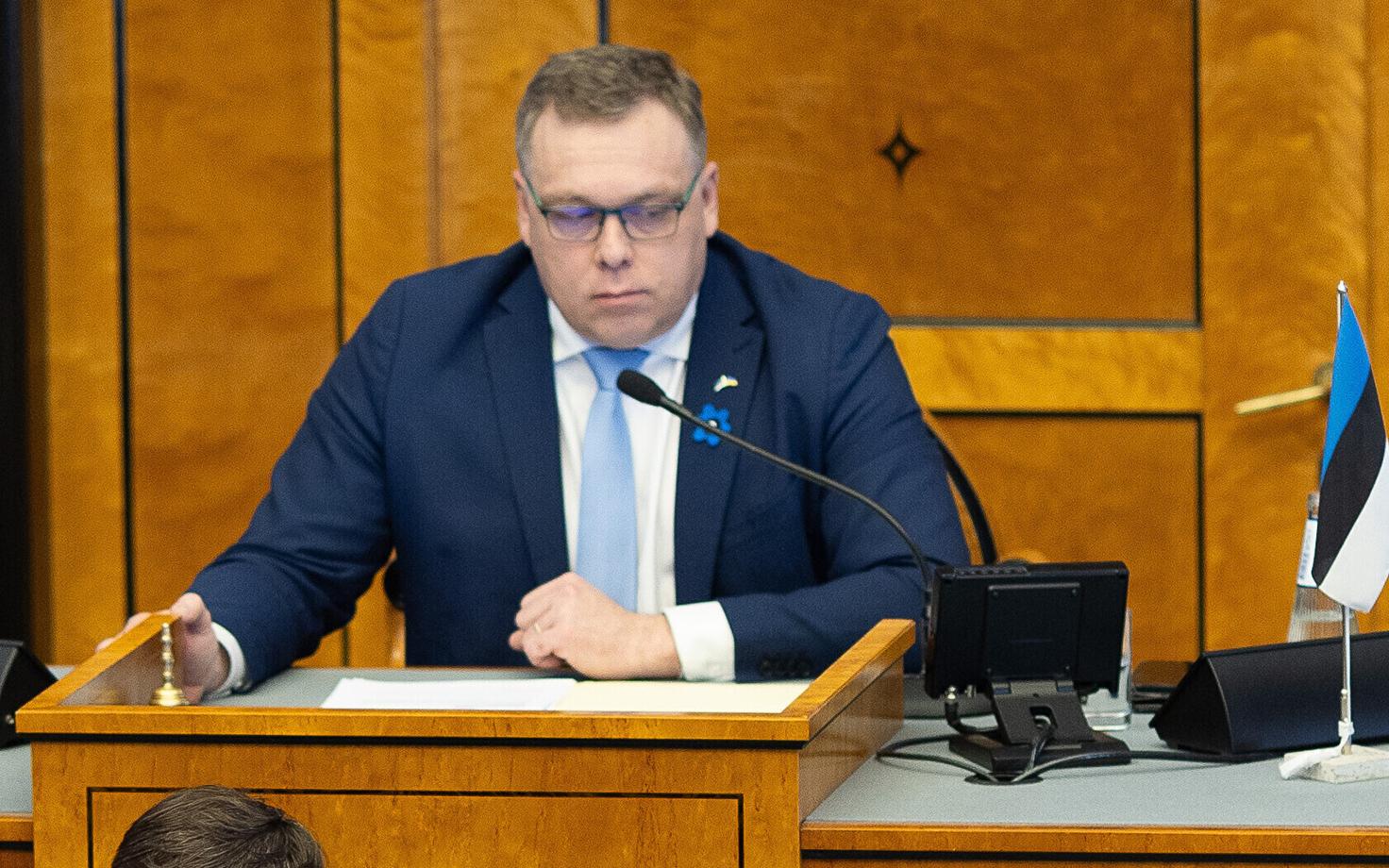 Speaker Lauri Hussar presiding over a Riigikogu session.