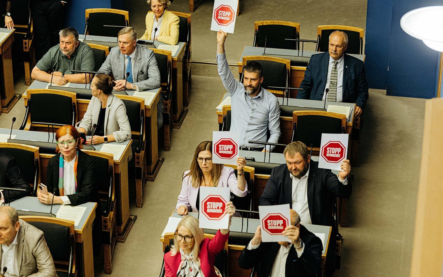 Оппозиционная фракция EKRE тоже выступила против автоналога.