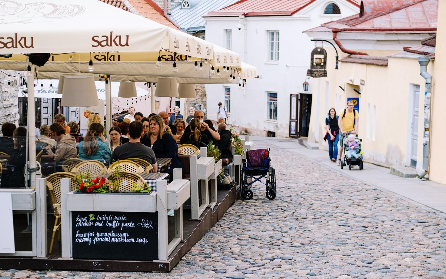Inimesed, kes hindasid oma naudinguid kõrgemalt, kulutasid tõenäolisemalt raha väljas söömisele, reisimisele ja hotellidele.