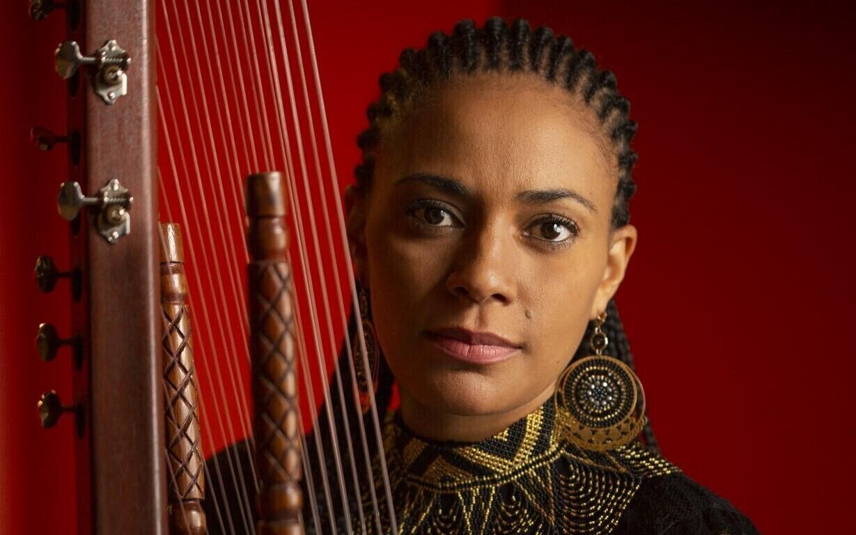 Гамбийская мультиинструменталистка Сона Джобарте.