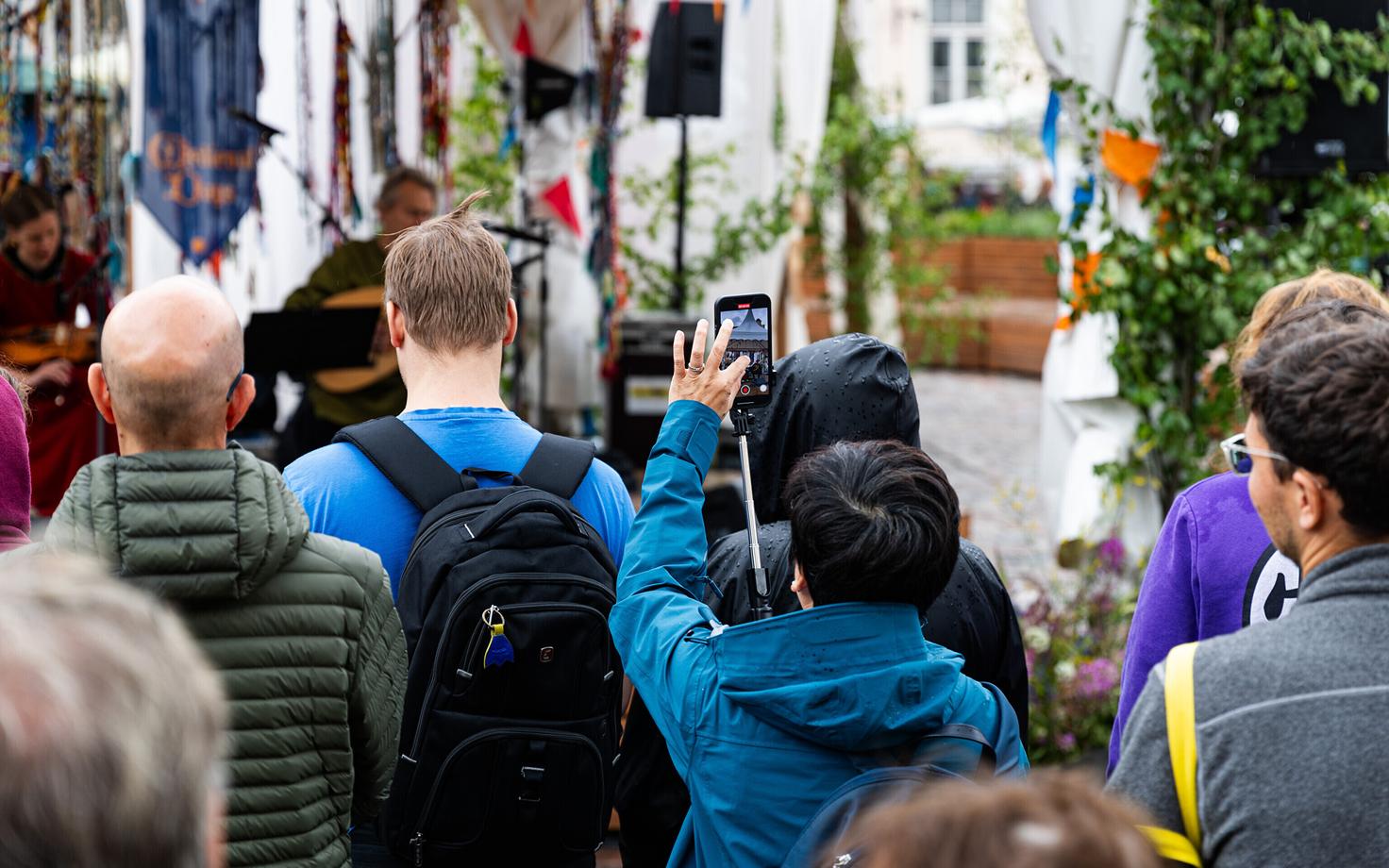 Человек, записывающий концерт.