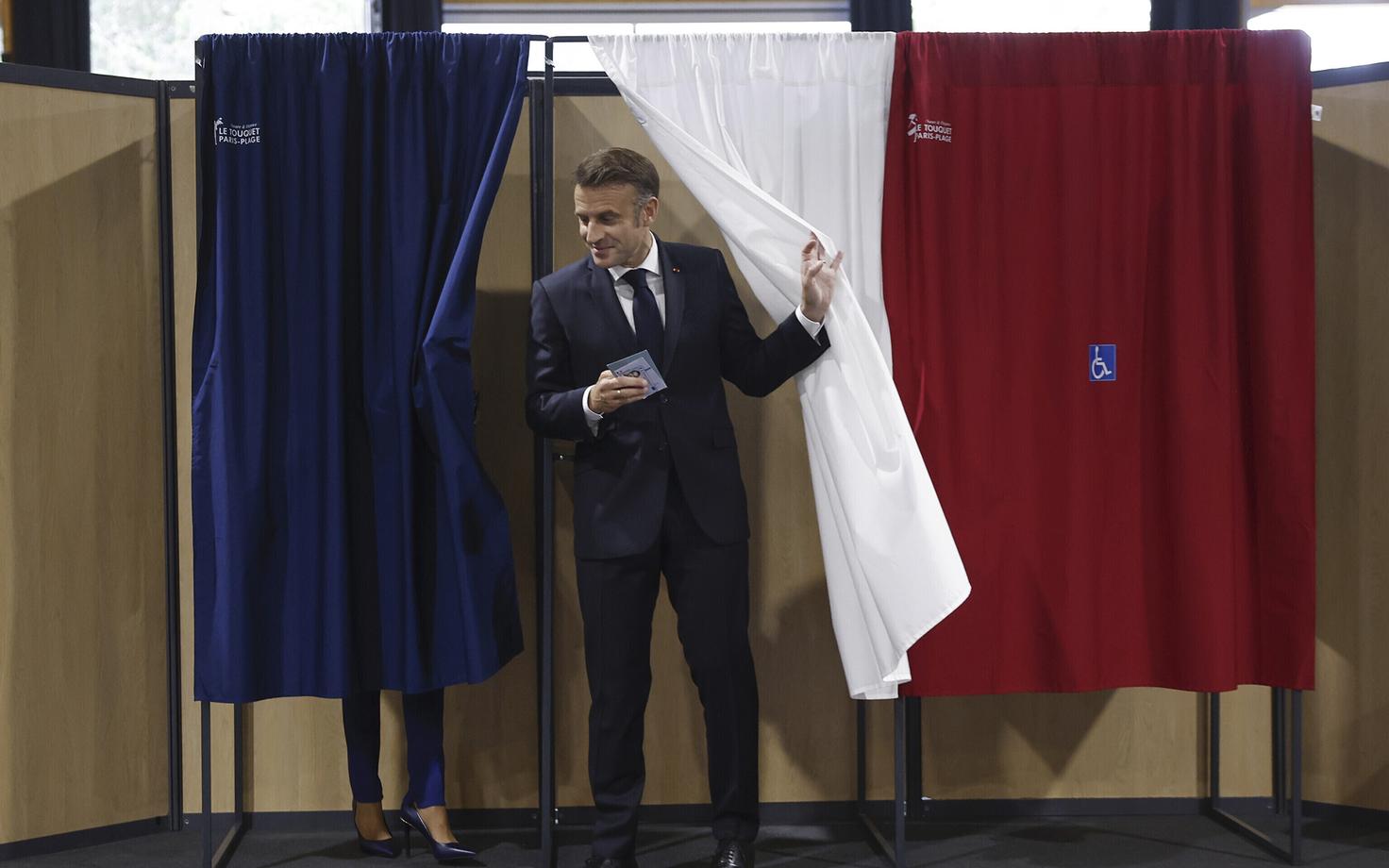 Президент Франции Эммануэль Макрон на избирательном участке.