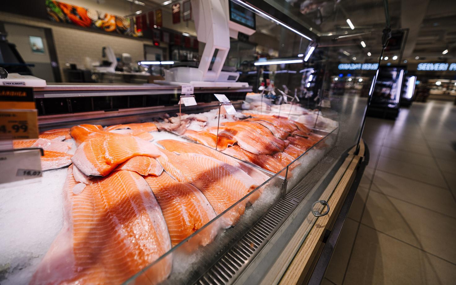 Рыбный прилавок в магазине.