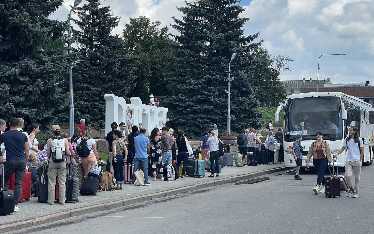 Очередь у Нарвского погранпункта 13 июля 2024 года.