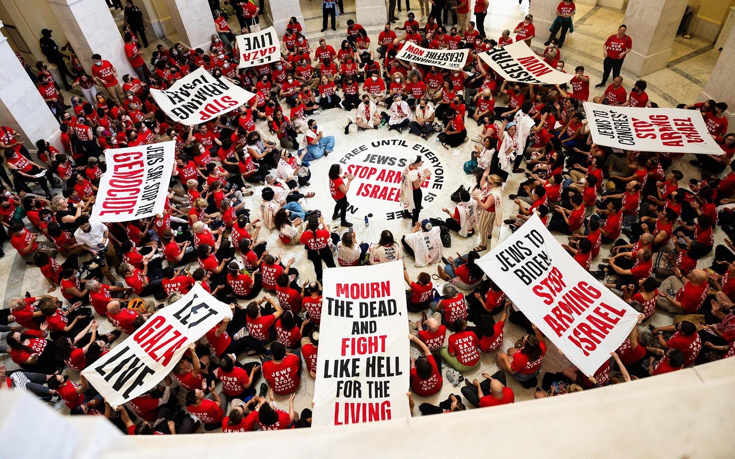 В акции протеста приняли участие 400 членов