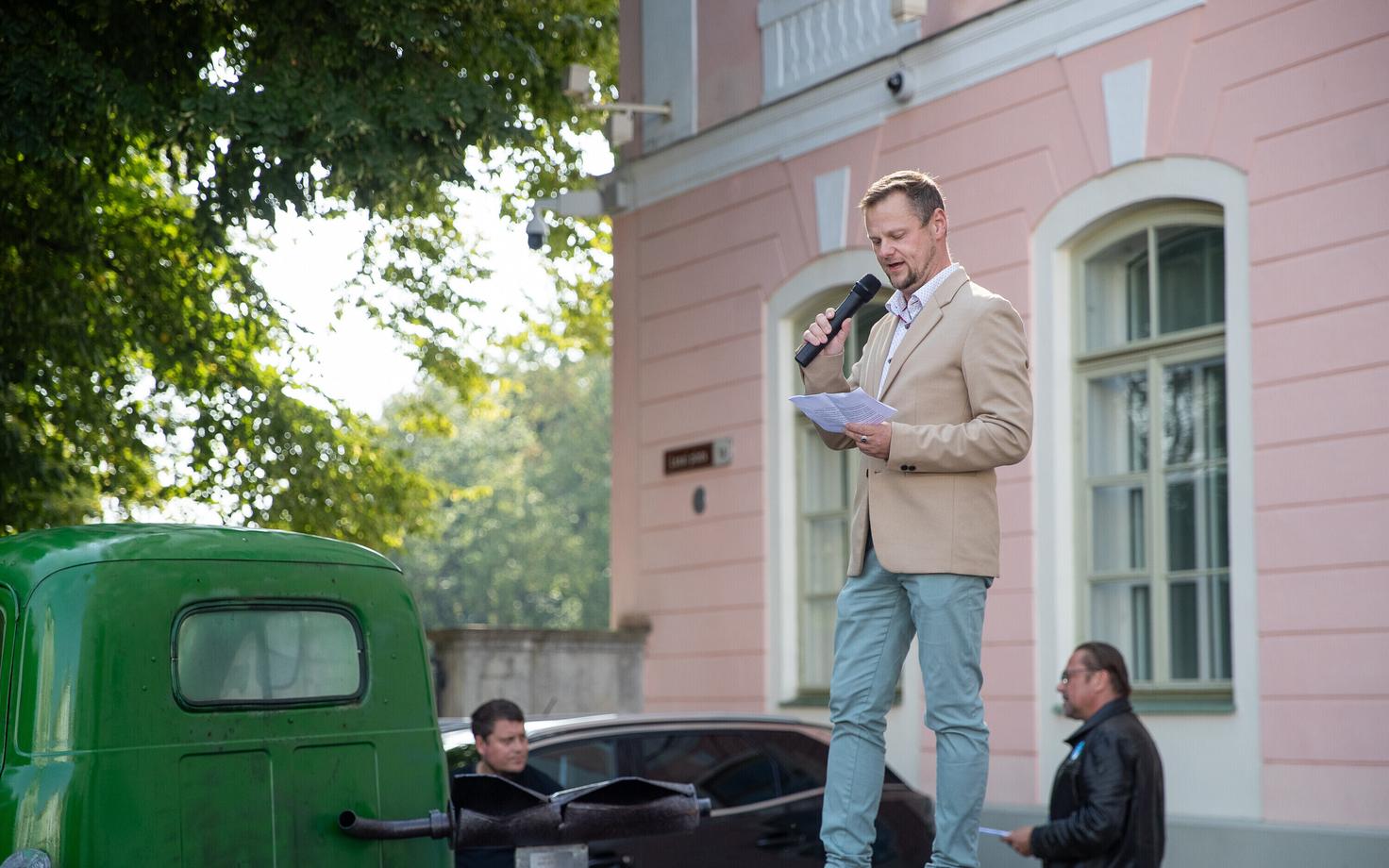 Симмо Саар выступает на организованной Isamaa акции протеста против введения автоналога.