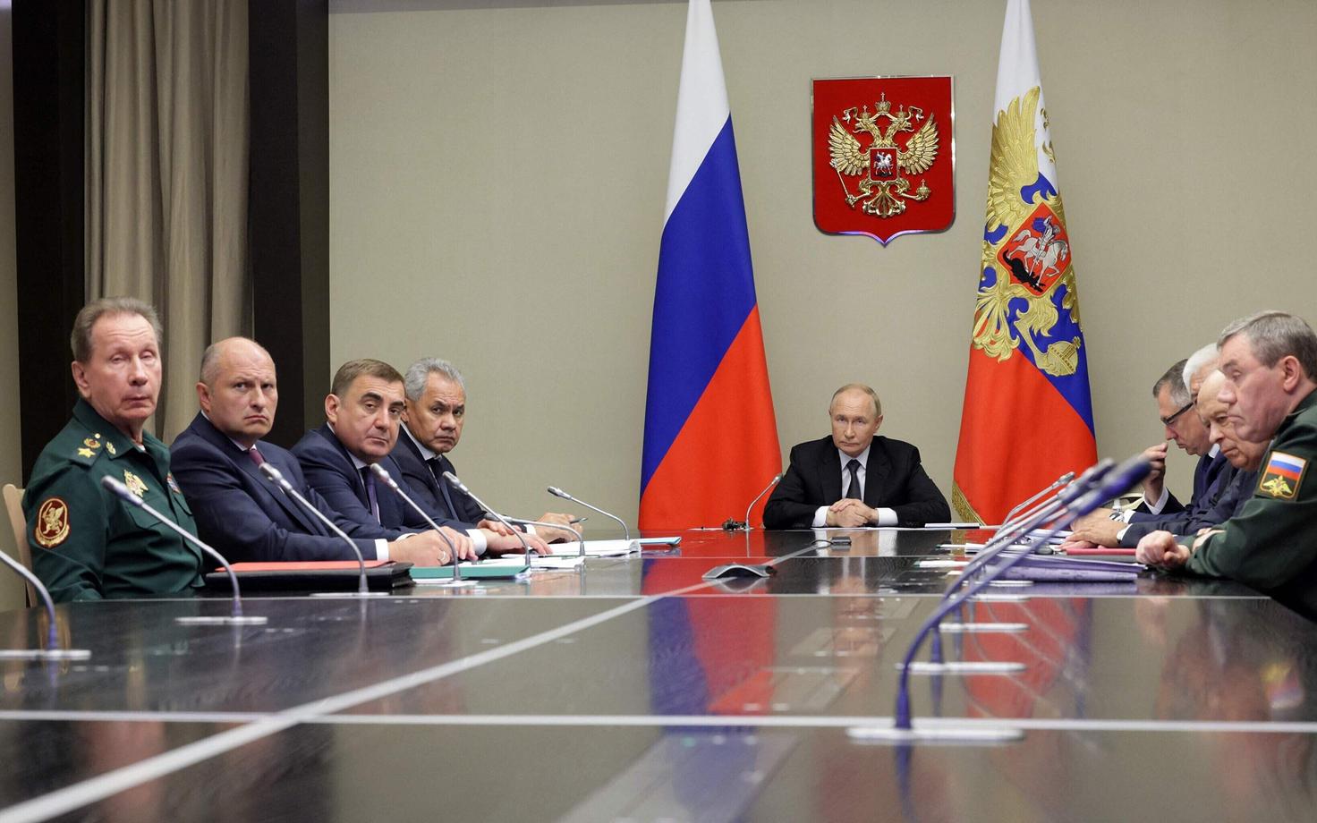 Владимир Путин проводит совещание по ситуации в Курской области.