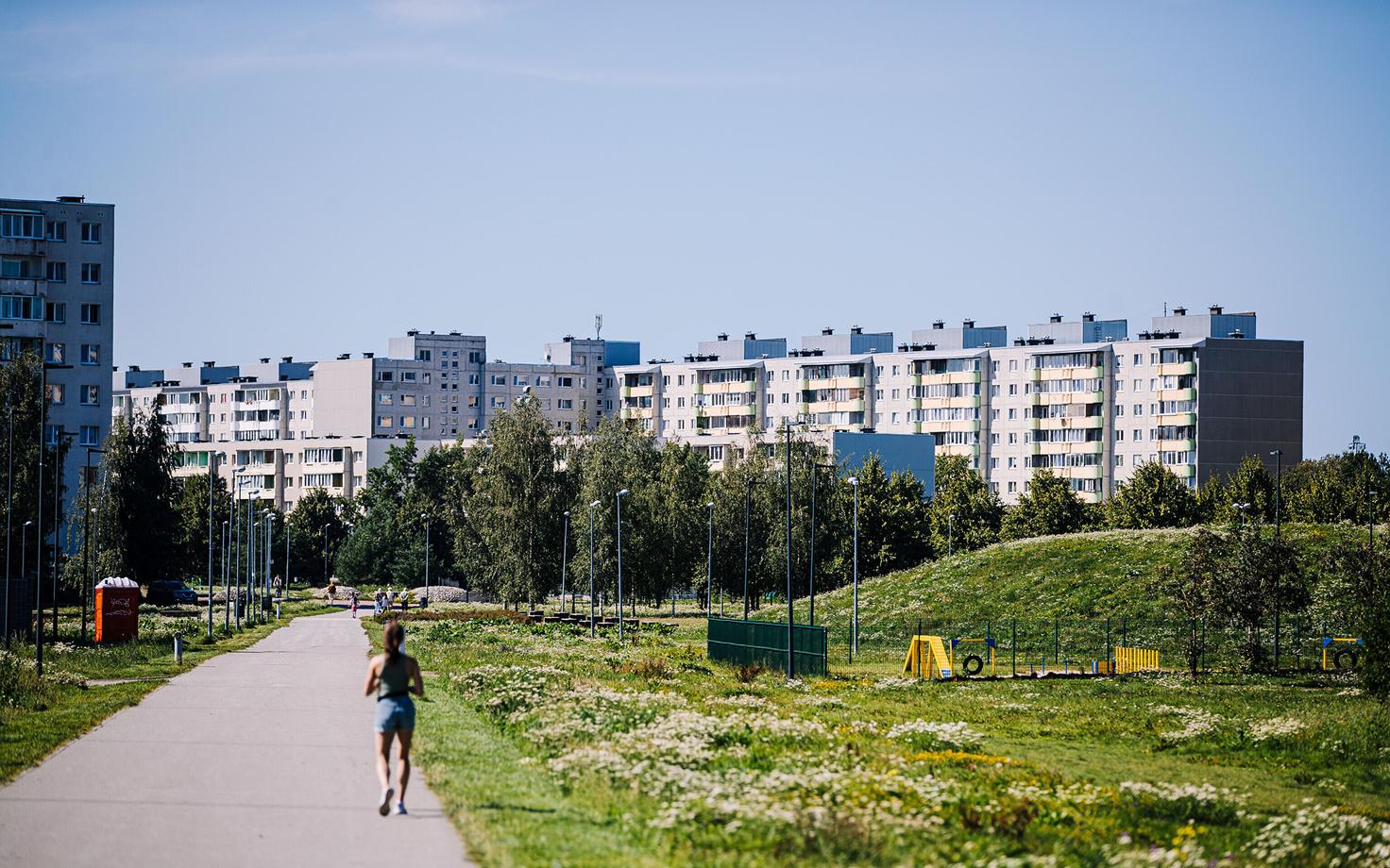 Kui kesklinnas leidub pinke tavaliselt piisavalt, siis elamurajoonides on neid märksa vähem, samas oleks vaja just seal vaja eakad inimesed kodust välja liikuma saada.