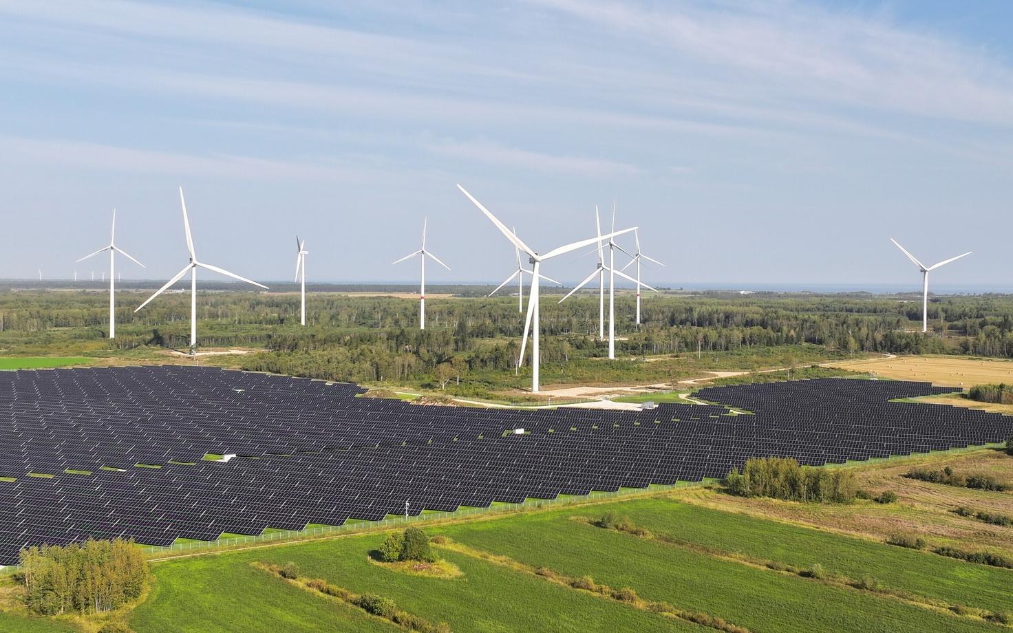 Ветряная и солнечная электростанция Enefit Green в Пуртсе.