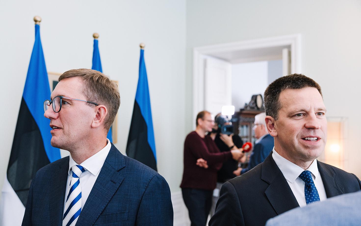 Кристен Михал и Юри Ратас смотрят в разные стороны. И по вопросу использования соцсетей тоже.