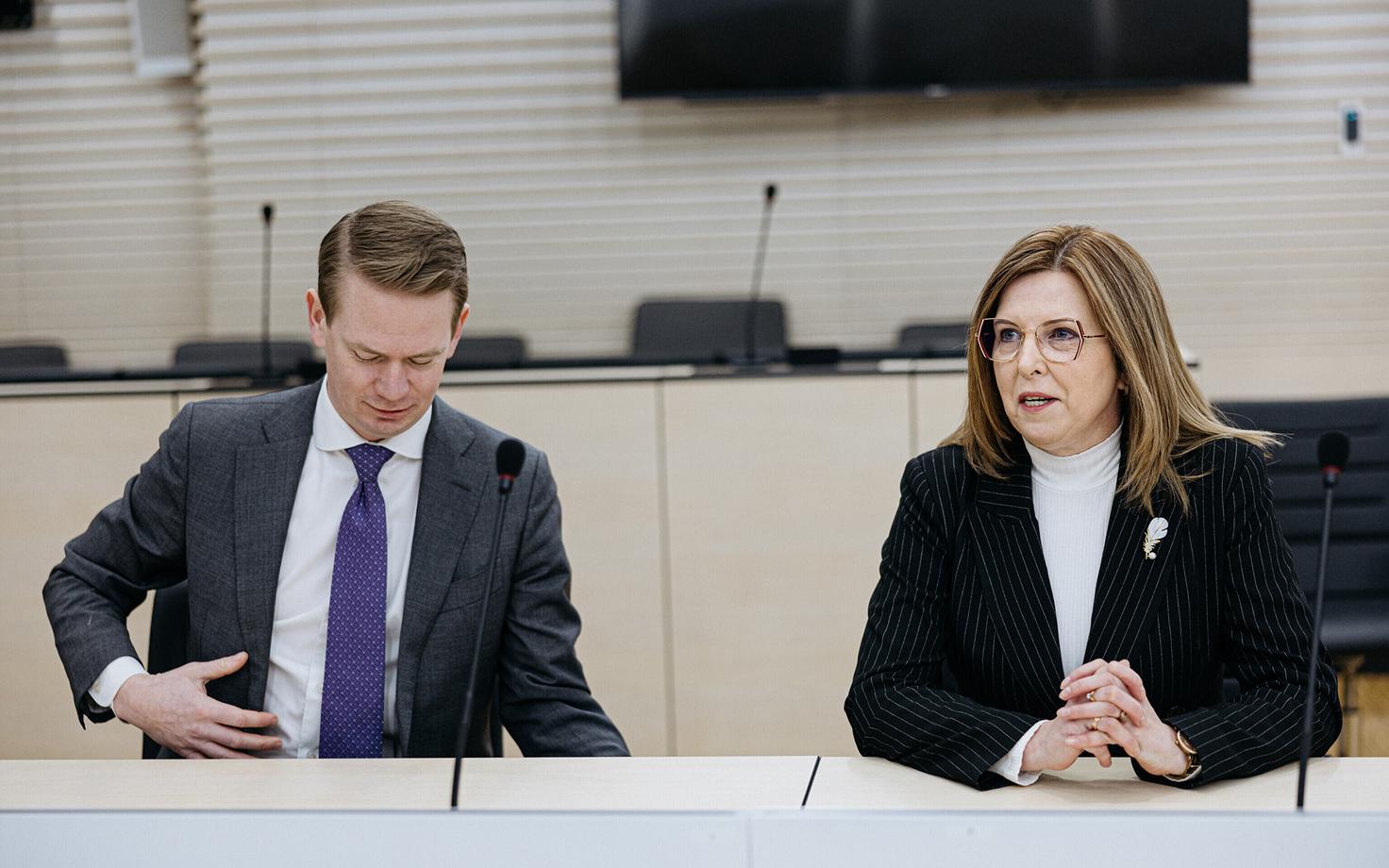 Керт Кинго (справа) и ее адвокат в зале суда.