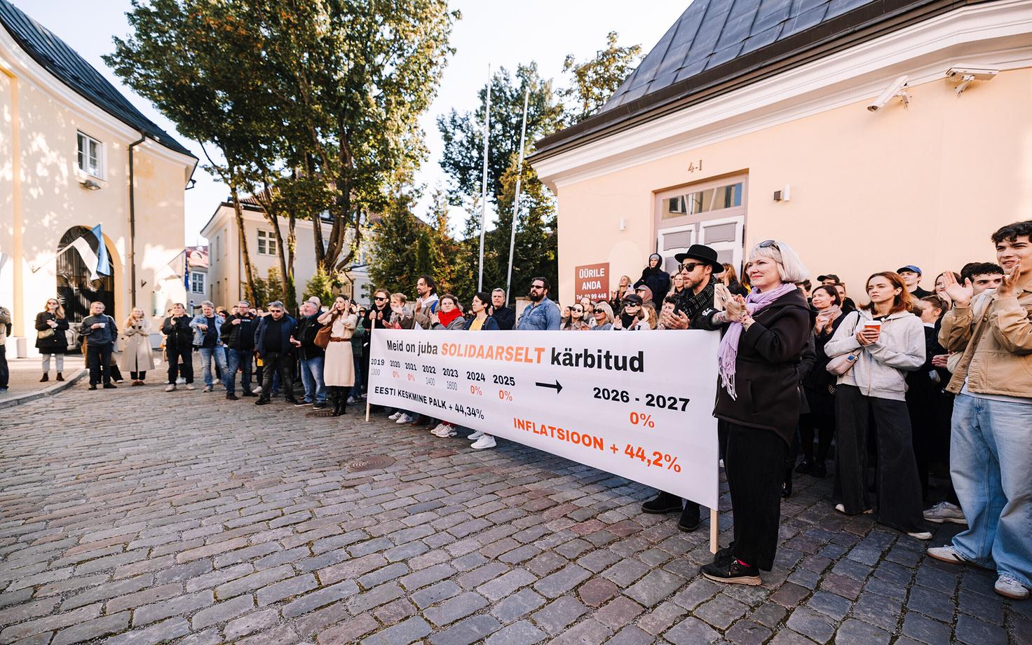 Theater workers protesting low culture sector salaries on Toompea Hill.