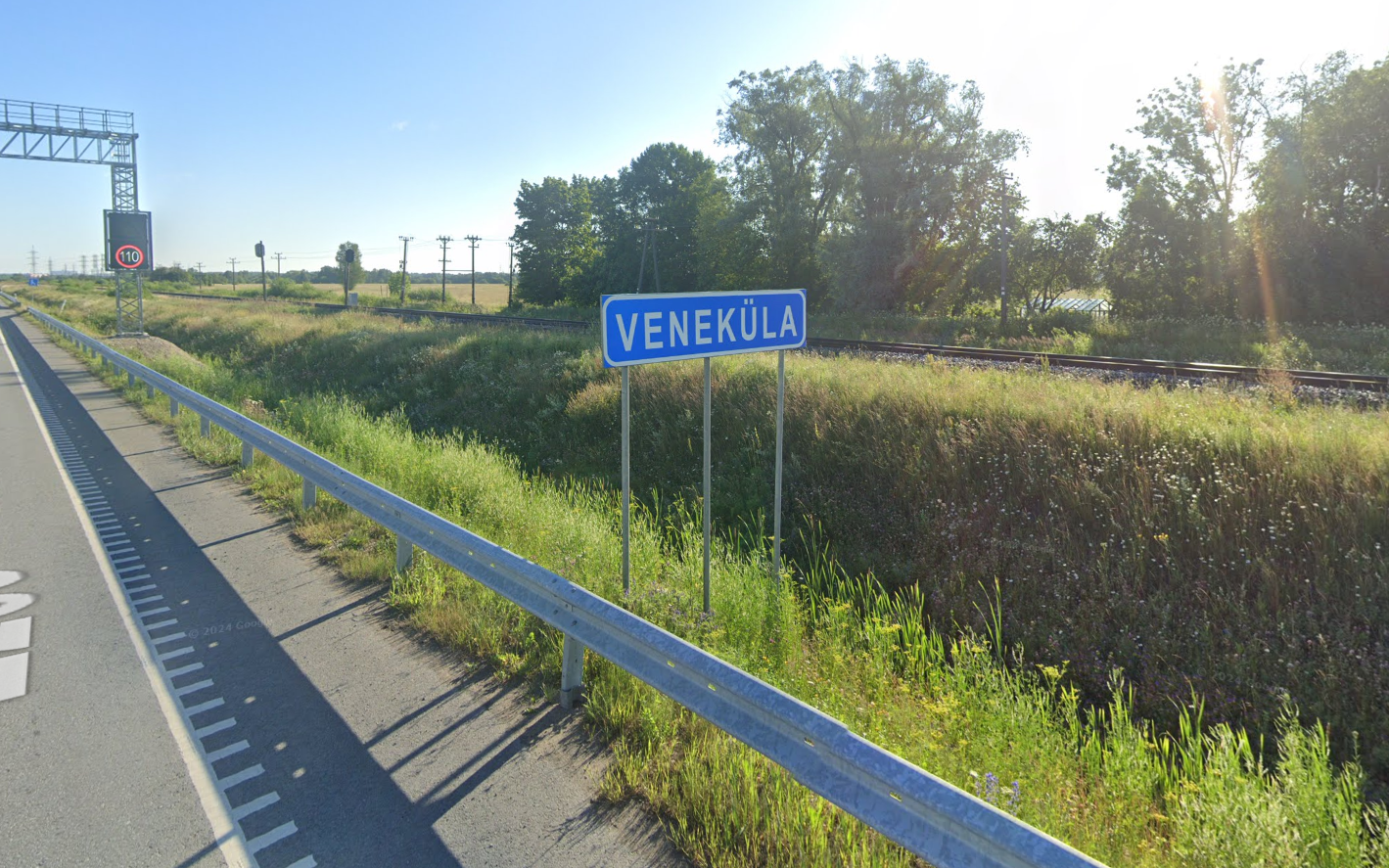 Дорожный знак с названием деревни Венекюла.