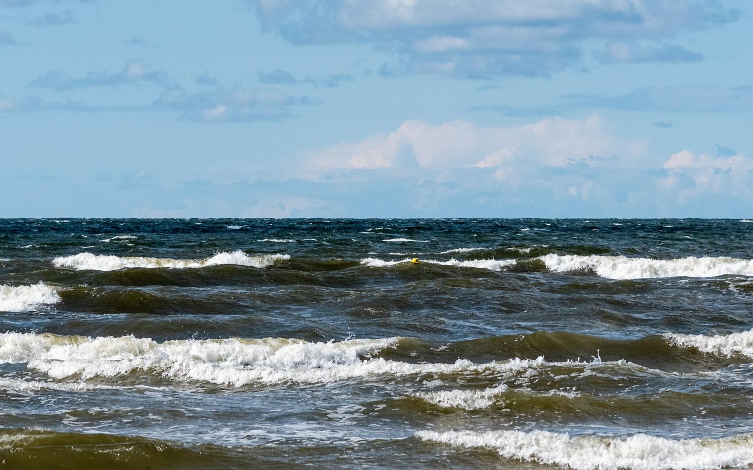Tallinn on Läänemere suurematest linnadest üks soodsama asukohaga merevee soojuse kasutamiseks, sest veehaardeks vajalikud sügavused on rannast ainult mõne kilomeetri kaugusel.