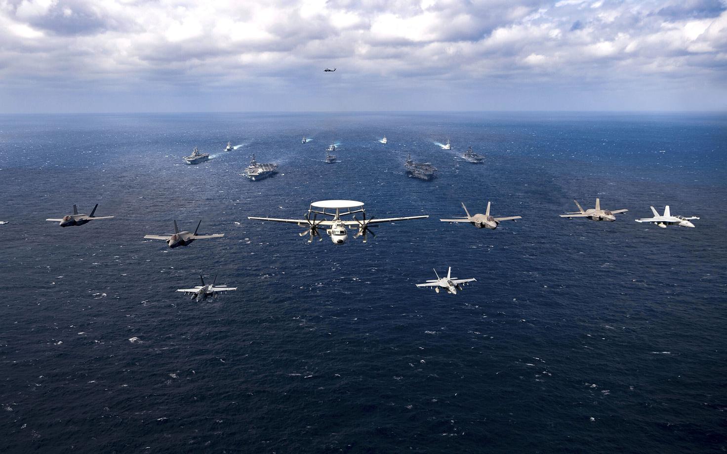 ВМС США и поддерживающие их ВВС (иллюстративная фотография).