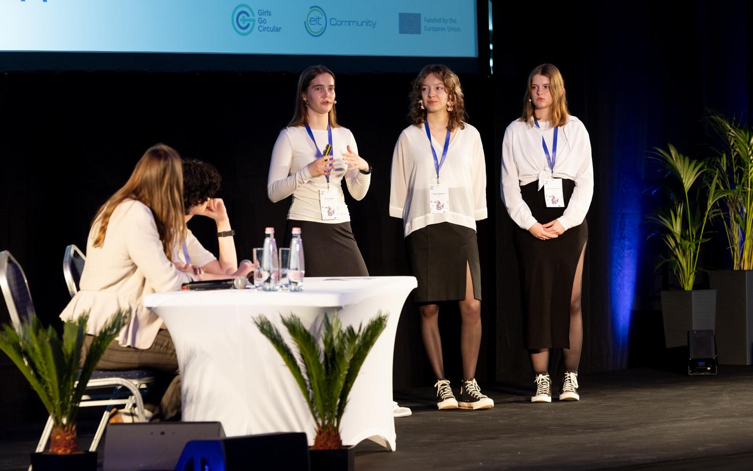 Üleeuroopalisel tehisintellekti ideevõistlusel Eestit esindava tiimi liikmed Arina Sljusar, Olesja Tkatšova, Veroonika Medjantseva