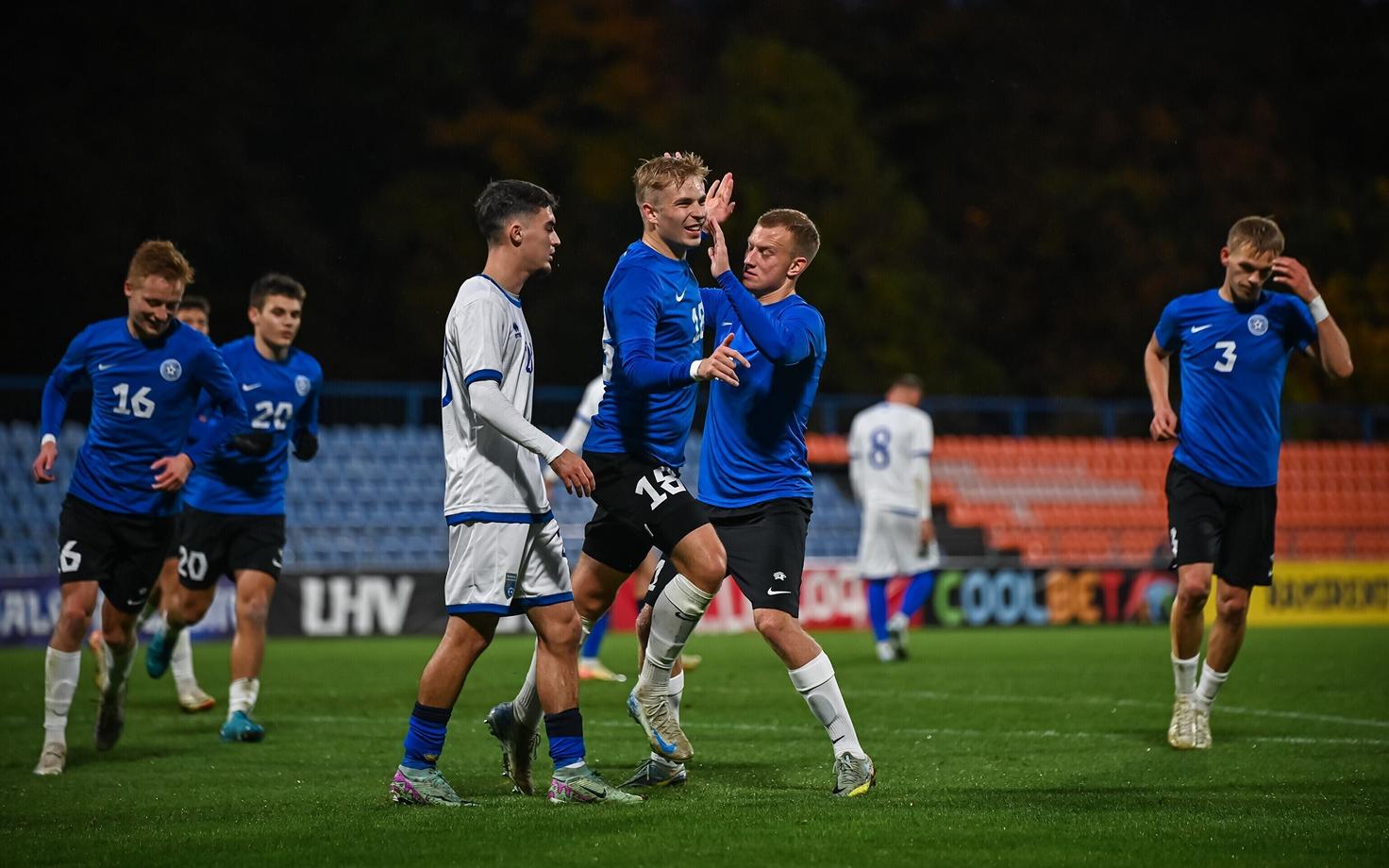 Тристана Тоомаса Теэвяли поздравляют с забитым голом.