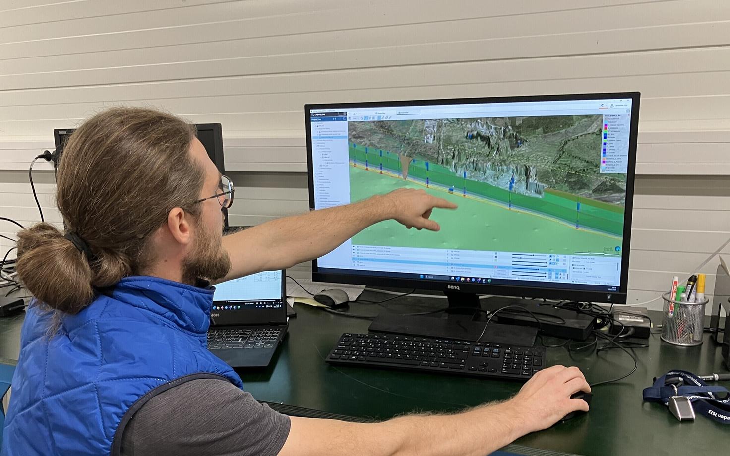 Fosforiidi uuringud Arbavere uurimiskeskuses, Johannes Vind näitamas uuringumudeli kaarti.