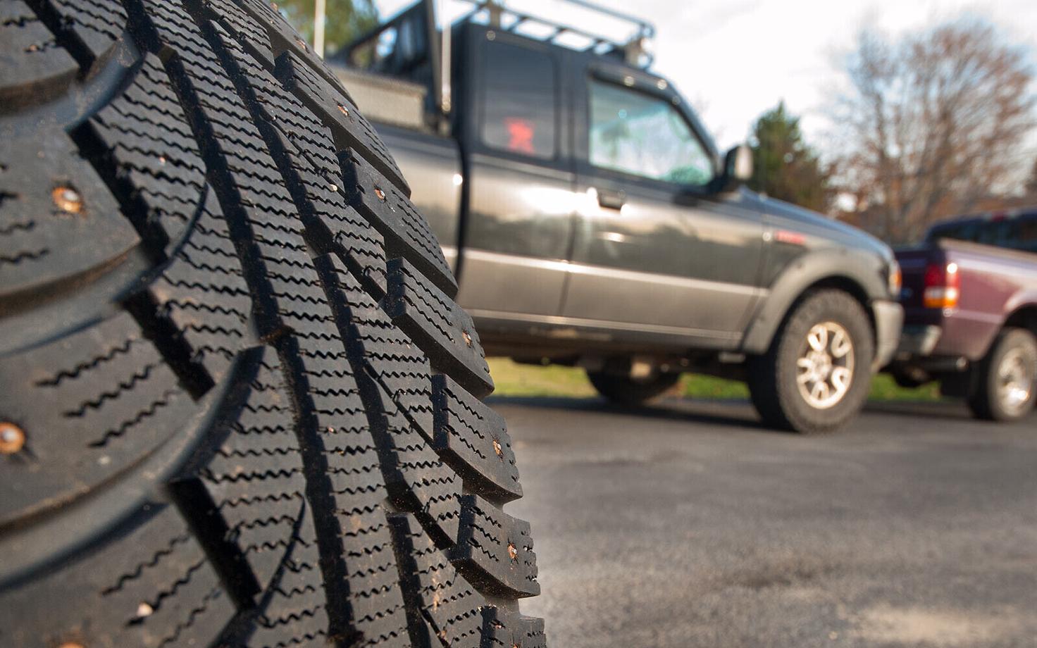 Tänu naastudele kulutatakse teekatete taastamisele rohkem, kui vaja oleks.
