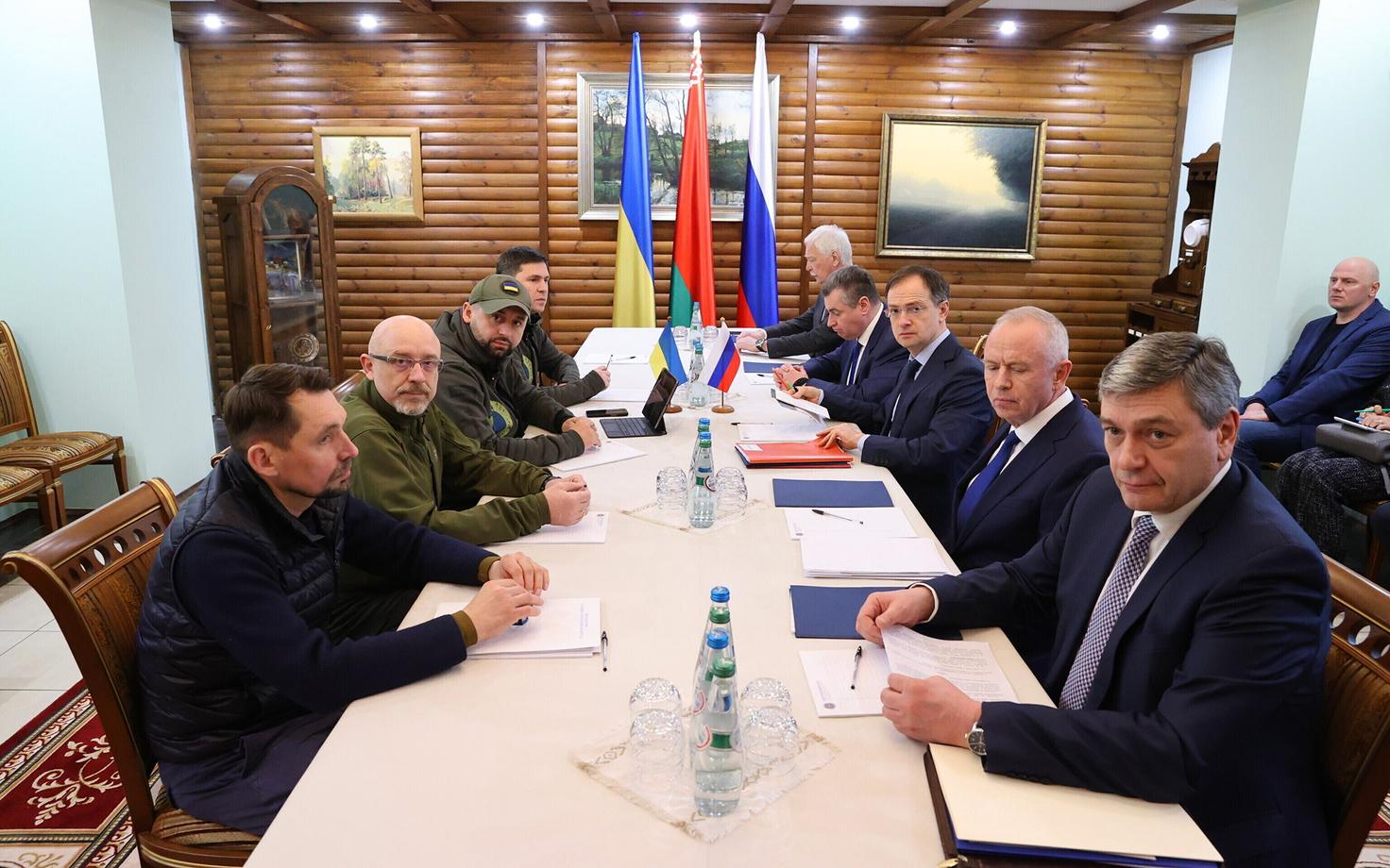 Ukraina (vasakul) ja Vene delegatsioon läbirääkimistel 7. märtsil 2022 Valgevenes Bresti oblastis.