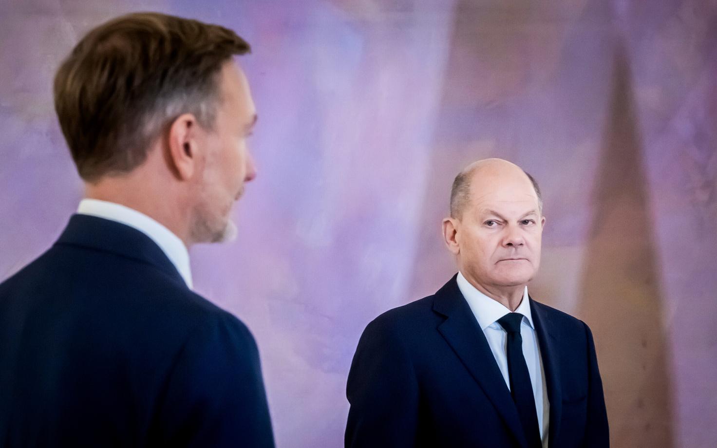 Kohe näha, et vanad sõbrad - kantsler Olaf Scholz (paremal) ja vallandatud rahandusminister Christian Lindner.
