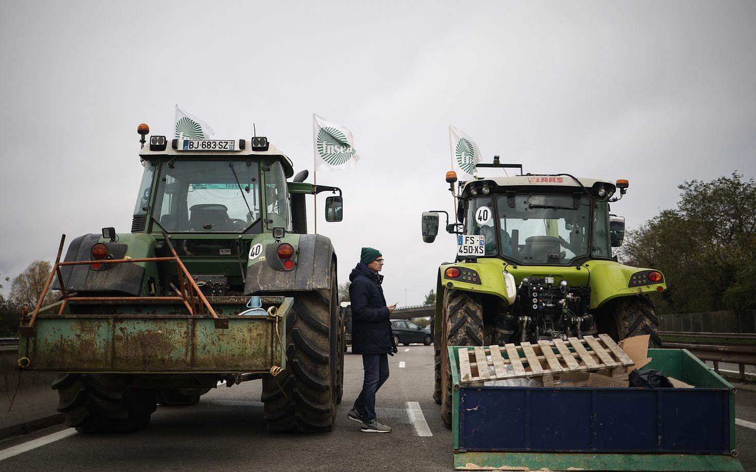 Французские фермеры перекрыли шоссе под Парижем.