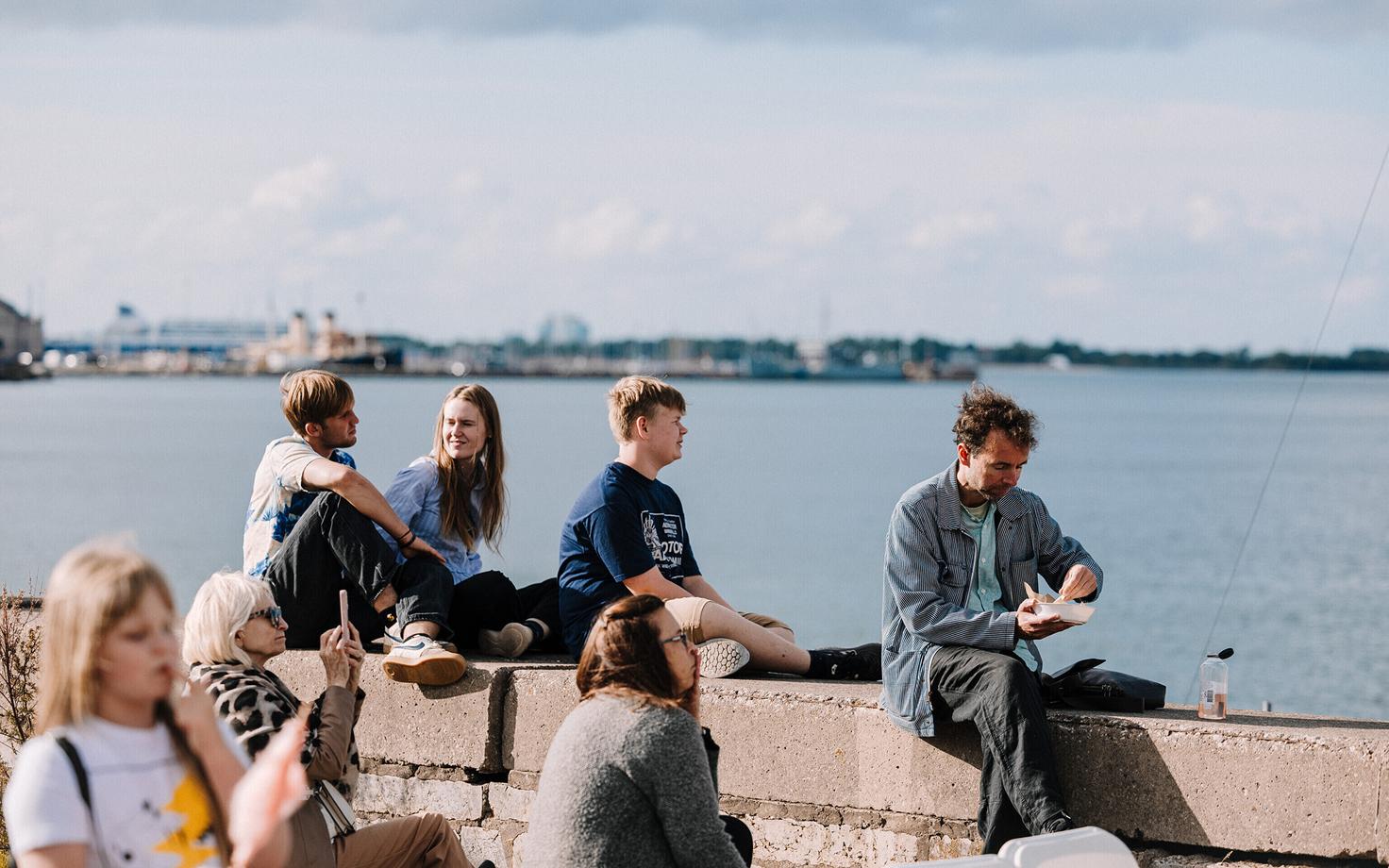 Mida rohkem inimesed isegi kaudu omavahel kokku puutuvad, seda sarnasemaks muutub elu nende soolestikus.