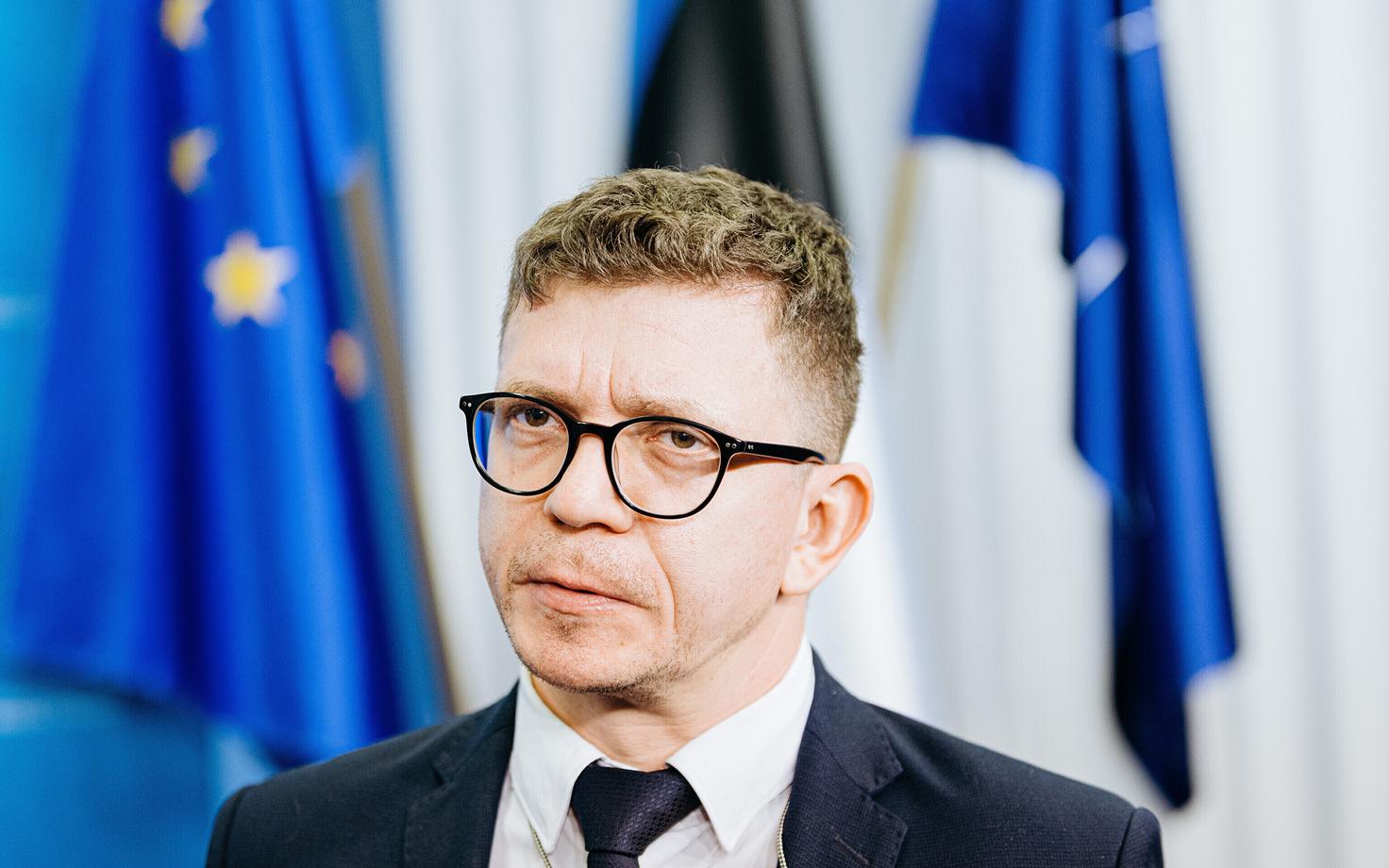 Gert Kaju kaitseministeeriumi pressikonverentsil