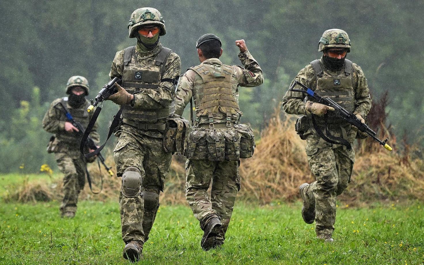 Обучение украинских солдат под руководством британского инструктора.