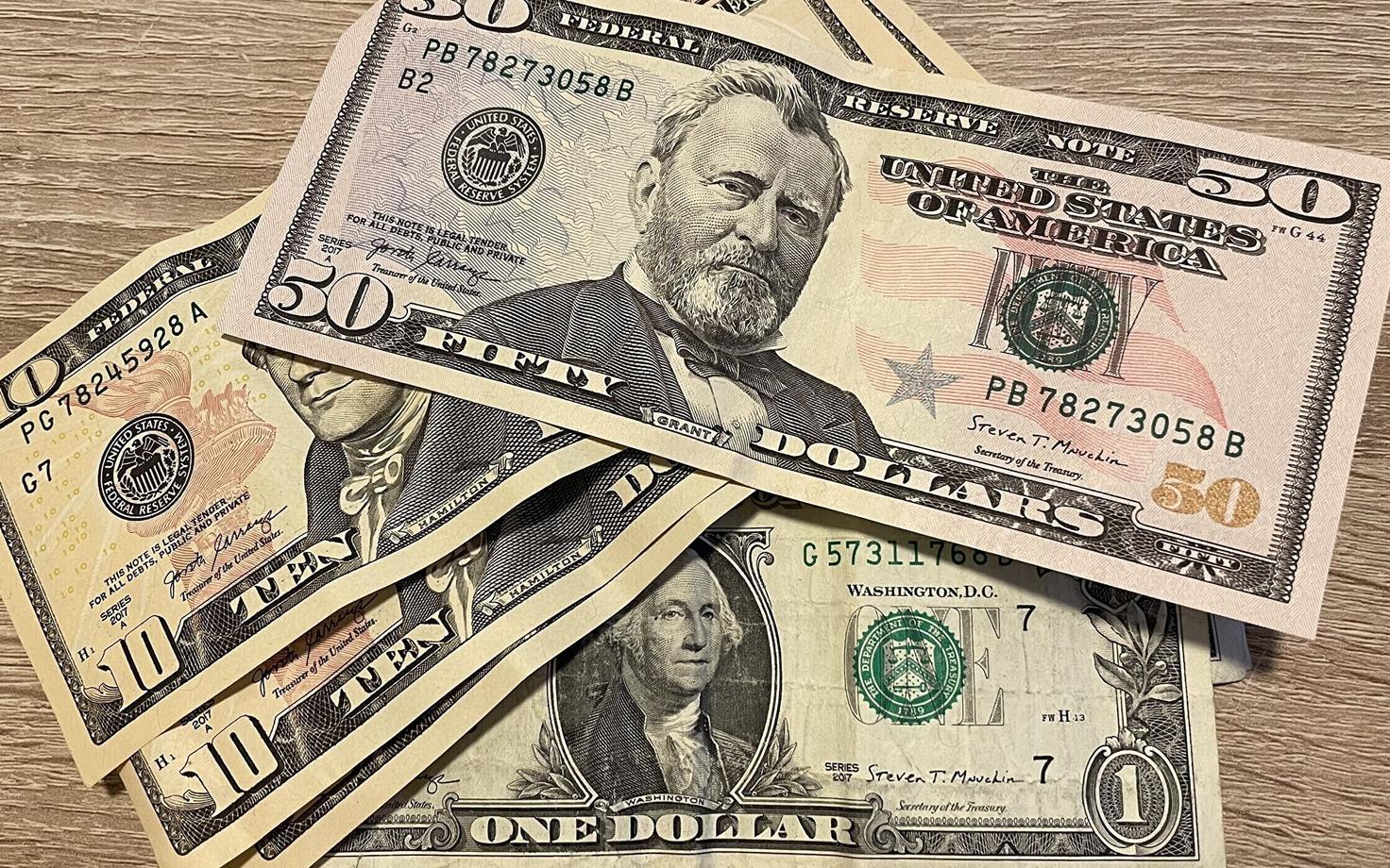Доллары США. Иллюстративное фото.