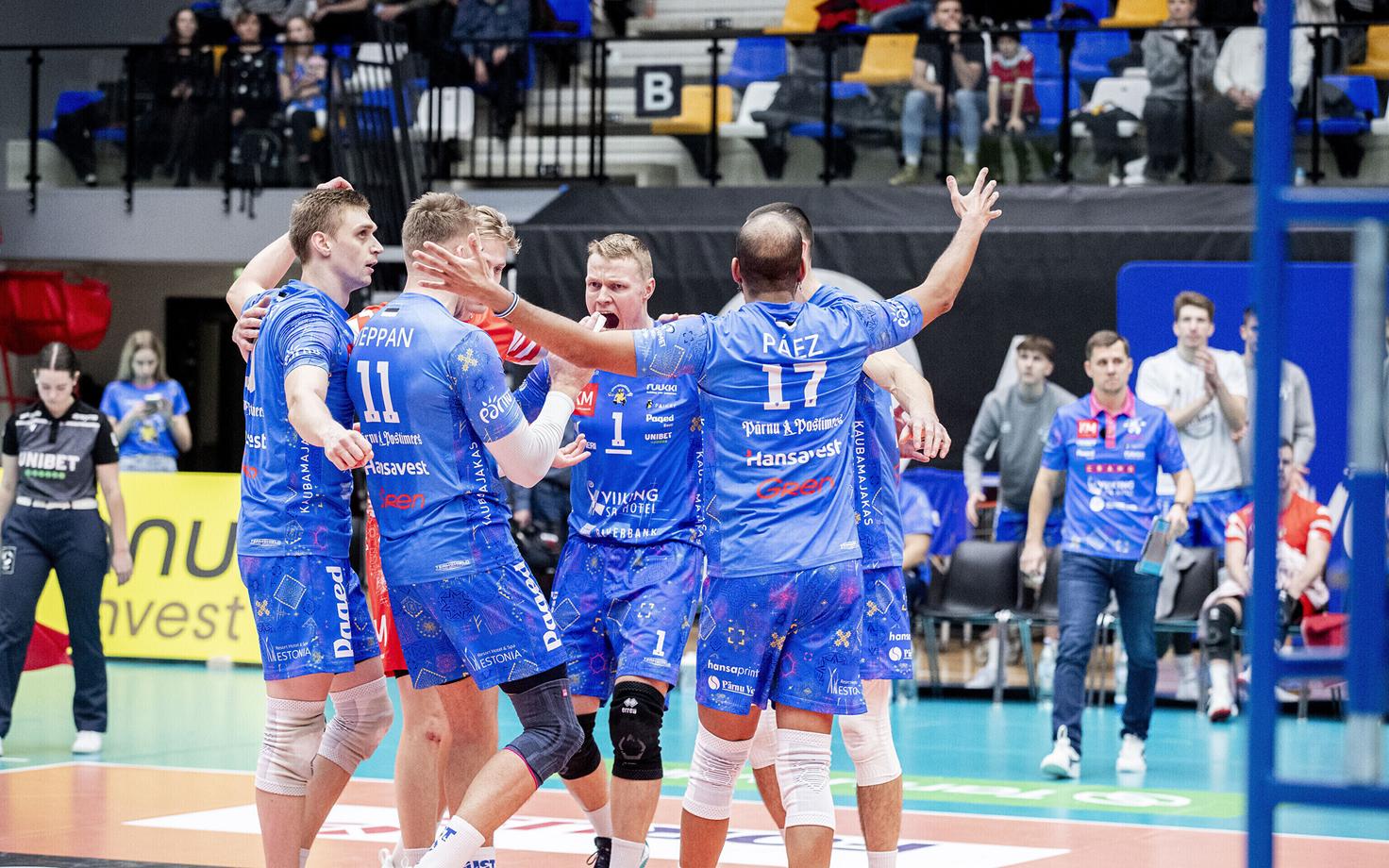 Пярнуские волейболисты празднуют успех.
