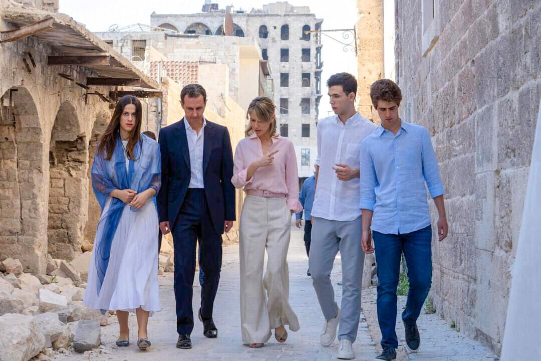Al-Assadi perekond 2022. aastal jalutamas kodusõjas purustatud Aleppos. Keskel Asma al-Assad.