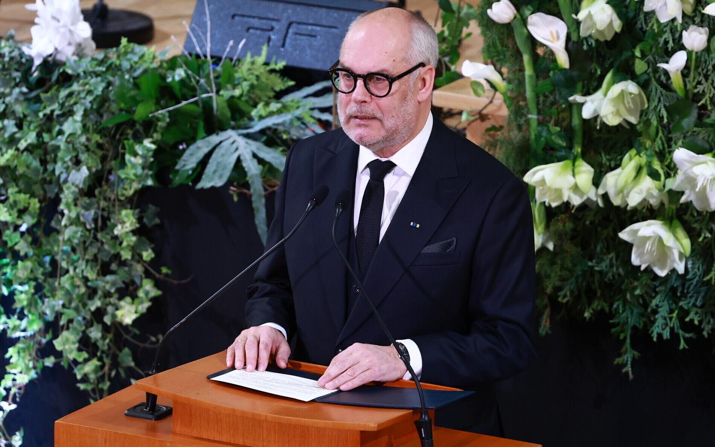 Alar Karis Arnold Rüütli matusetseremoonial Estonias.