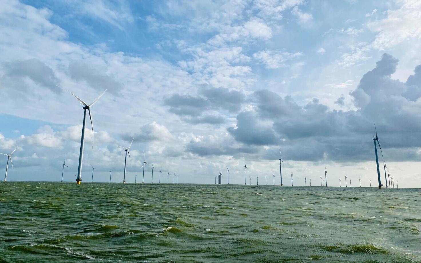 Foto on illustratiivne. Meretuulepark.