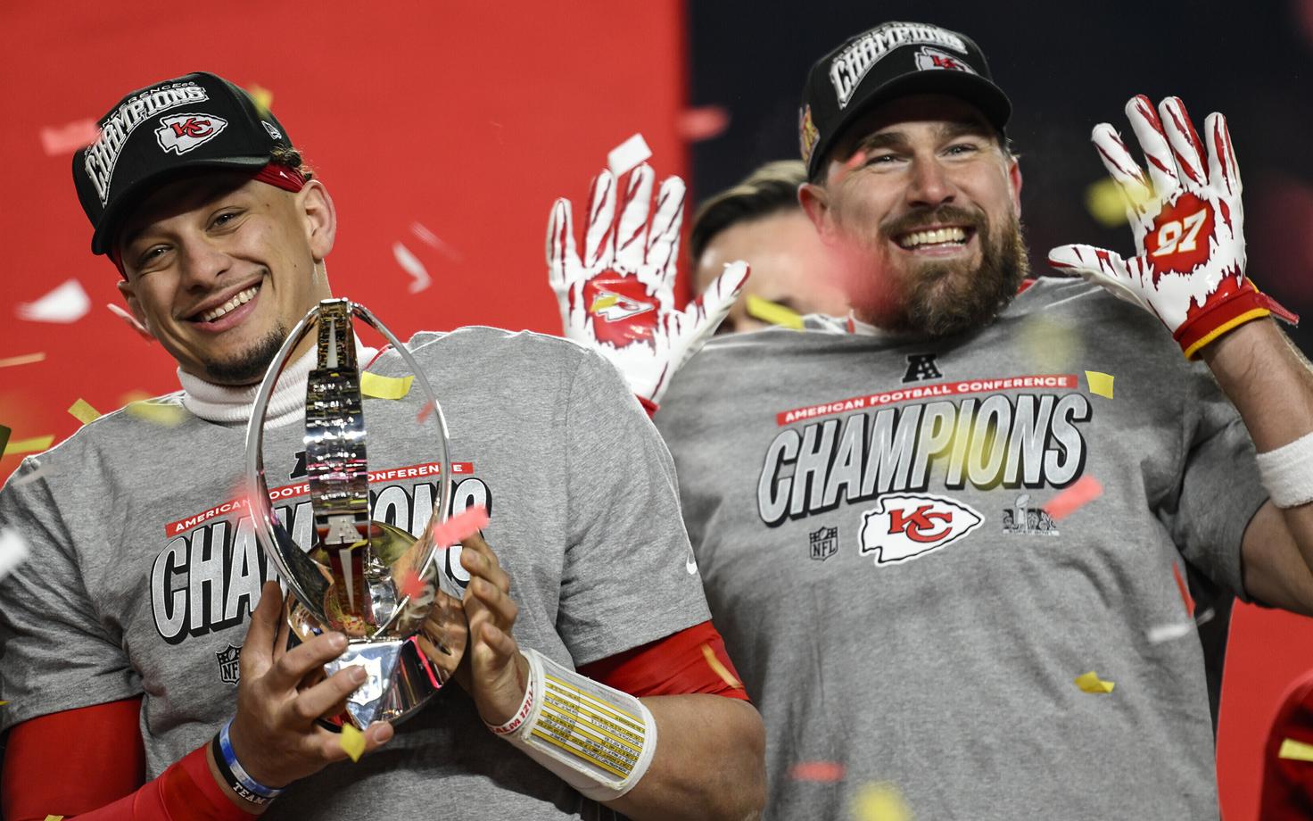 Kansas City mängujuht Patrick Mahomes ja püüdja Travis Kelce