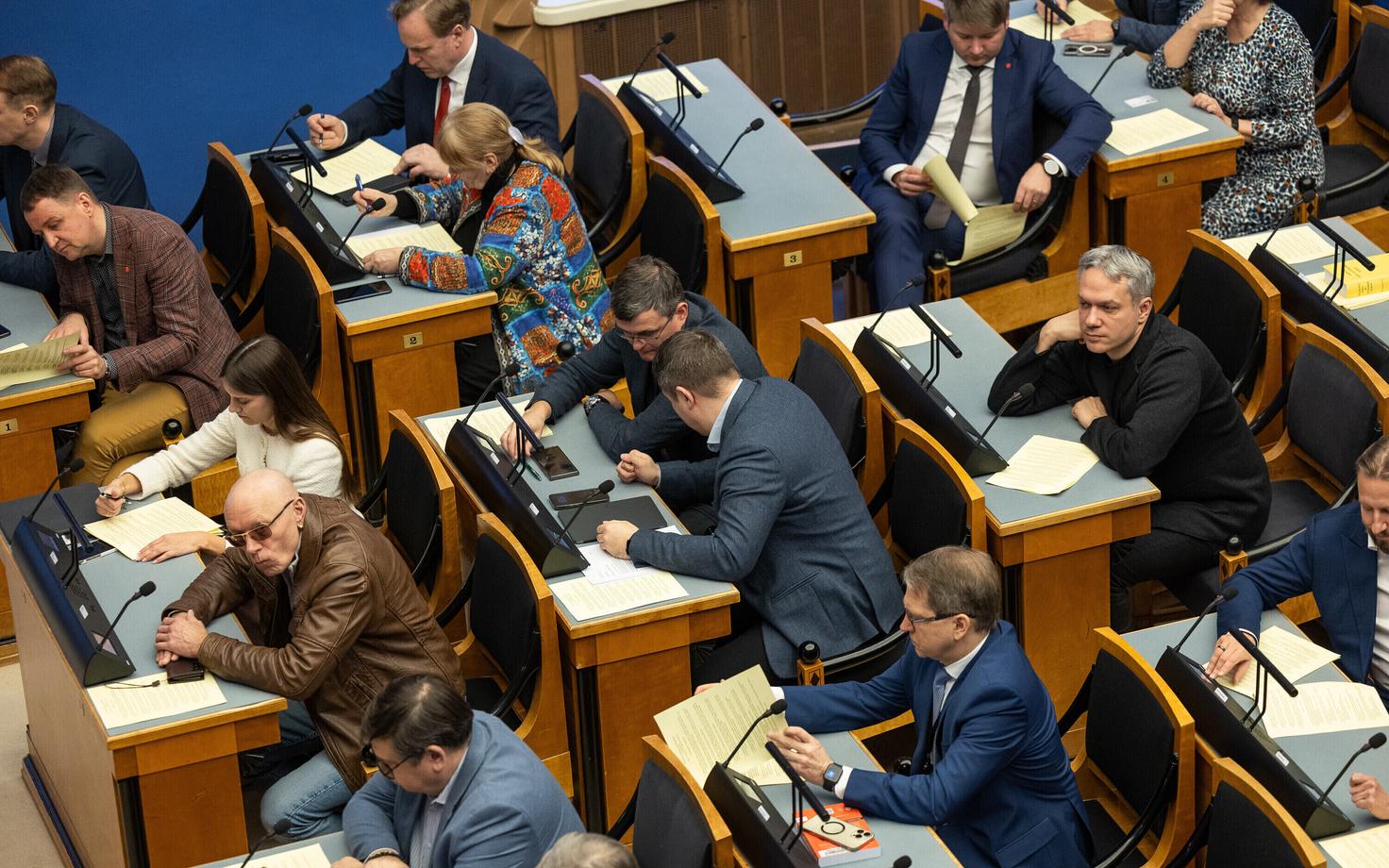 Депутаты в зале Рийгикогу.