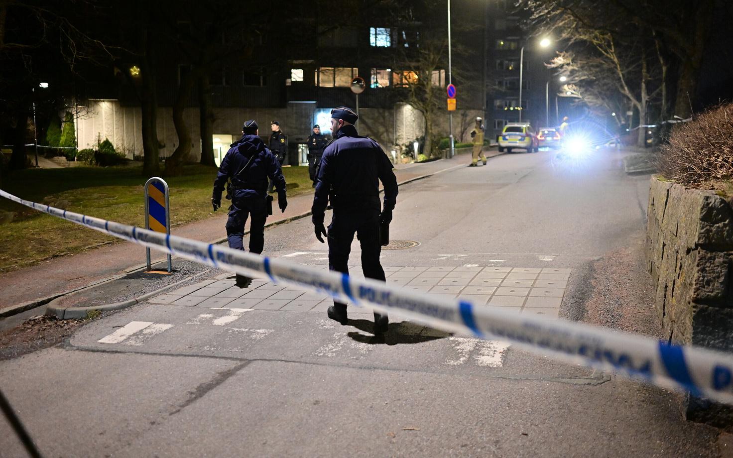 Politsei ja päästetöötajad uurivad Rootsis kortermaja sissepääsu juures toimunud plahvatust