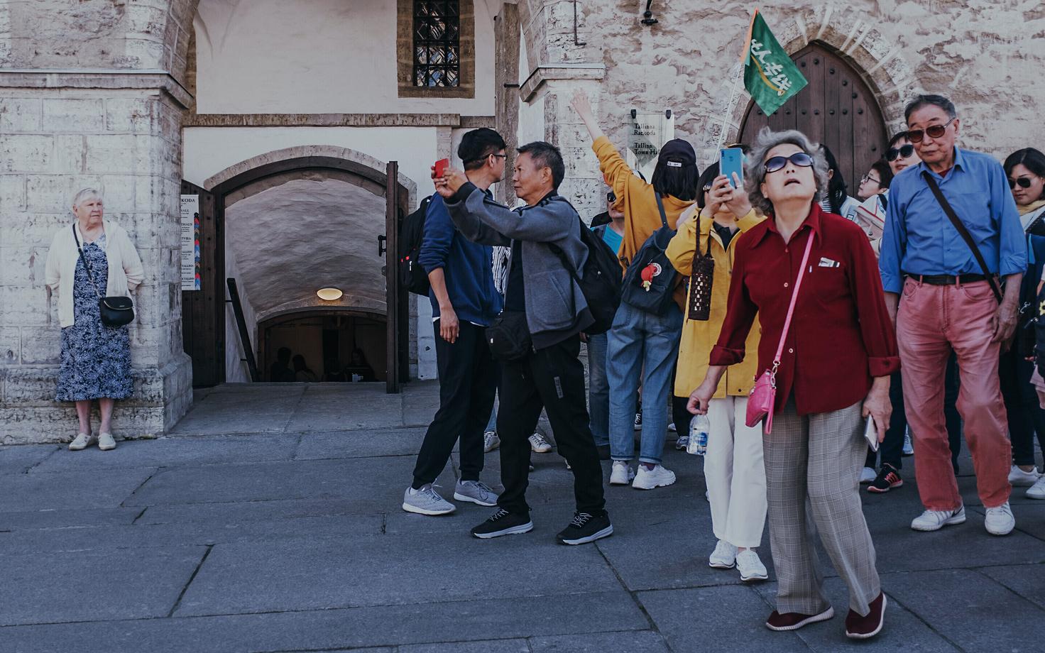 Туристы в Таллинне.