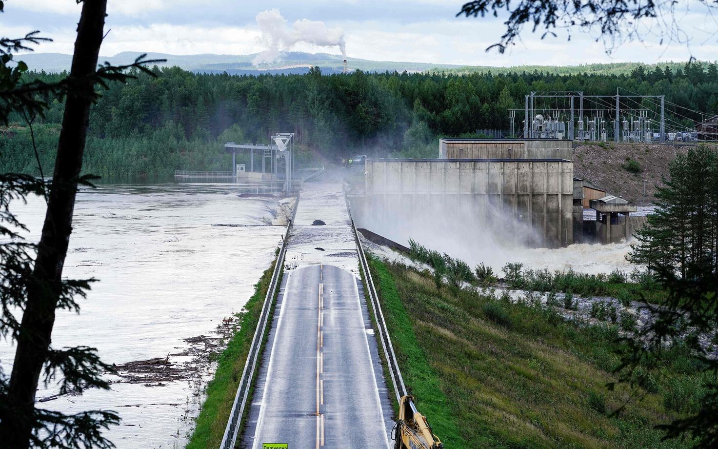 Norra Braskereidfossi hüdroelektrijaama tamm ei avanenud 2023. aasta suvel korralikult ning vesi hakkas üle selle voolama.